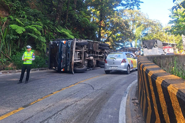 Truk semen terbalik di Sitinjau Lauik, Kota Padang, Sumatera Barat, Senin (13/4/2026). Foto: Dok. Polresta Padang