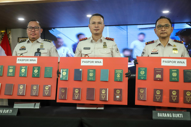 Direktur Jenderal Imigrasi Hendarsam Marantoko memaparkan paspor dari 346 WNA yang diamankan dalam Operasi Wirawaspada 2026 di Kementerian Imigrasi dan Pemasyarakatan (Imipas), Jakarta, Senin (13/4/2026). Foto: Iqbal Firdaus/kumparan