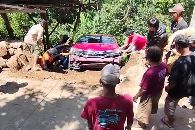 Evakuasi mobil terperosok di pinggir jurang di Desa Japan, Kabupaten Kudus, Jawa Tengah, Senin (13/4/2026).
Foto: Pemdes Japan