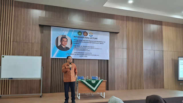 Prof. Ts. Datuk Dr. Ahmad Fauzi Ismail, Sebagai pembicara. foto.dok: Humas FT-UM Palembang