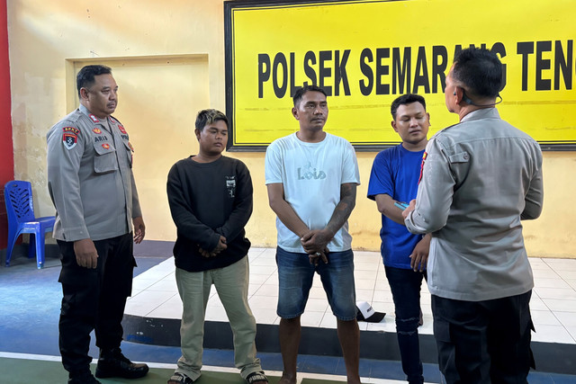 Tiga juru parkir Kota Lama Semarang saat dibina di Polsek Semarang Tengah, Senin (13/4/2026). Foto: Intan Alliva Khansa/kumparan
