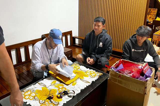 Bareskrim Polri mengamankan barang bukti kosmetik tanpa izin edar BPOM di kawasan Dramaga, Kabupaten Bogor pada Rabu (8/4/2026). Foto: Dok. Istimewa