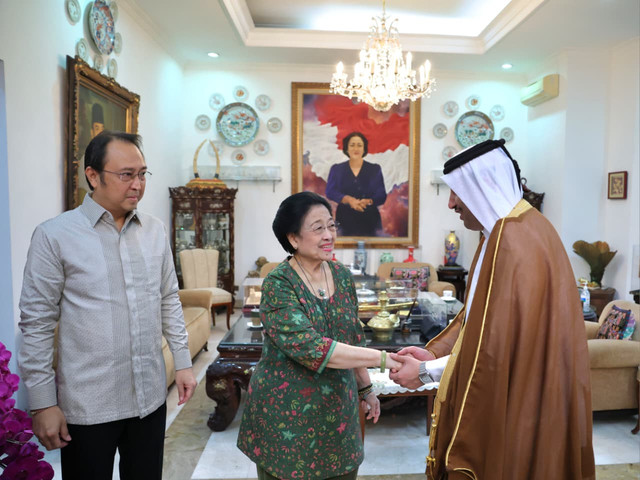 Presiden Ke-5 Republik Indonesia yang juga Ketua Umum PDI Perjuangan (PDIP) Megawati Soekarnoputri menerima Duta Besar Qatar untuk Indonesia Sultan bin Mubarak Al-Dosari di kediamannya. Foto: Dok. PDIP