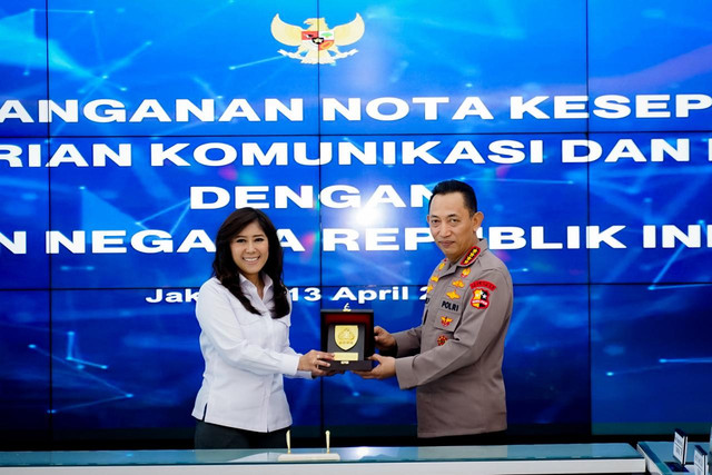 Menkomdigi Meutya Hafid dan Kapolri Jenderal Pol Listyo Sigit Prabowo saat penandatanganan nota kesepahaman Sinergisitas Tugas dan Fungsi di Bidang Komunikasi dan Informasi dengan Kepolisian di kantor Komdigi, Jakarta, Senin (13/4/2026). Foto: Komdigi