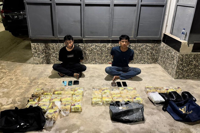Sejumlah barang bukti narkotika dan pelaku yang diamankan Bareskrim Polri di Kota Pekanbaru, Riau. Foto: Dok. Istimewa