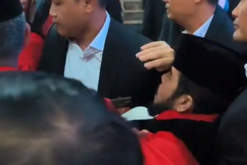 Hakim Purnabakti Anwar Usman pingsan usai menghadiri Wisuda Purnabakti Hakim Konstitusi dan Penyambutan Hakim Konstitusi di Gedung Mahkamah Konstitusi (MK), Jakarta, Senin (13/4/2026). Foto: Jeni Ritanti/kumparan