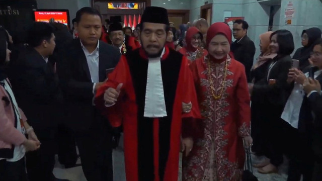 Hakim Purnabakti Anwar Usman usai menghadiri Wisuda Purnabakti Hakim Konstitusi dan Penyambutan Hakim Konstitusi di Gedung Mahkamah Konstitusi (MK), Jakarta, Senin (13/4/2026). Foto: Youtube/ Mahkamah Konstitusi RI