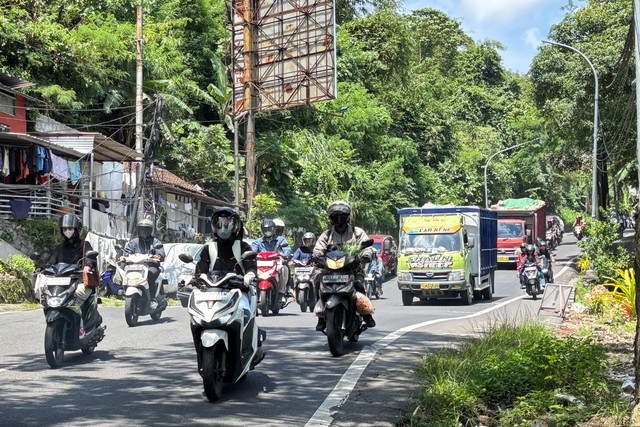 Sejumlah pengendaran melintas di Jalan Gombel Lama Semarang, Senin (13/4/2026). Foto: Intan Alliva Khansa/kumparan