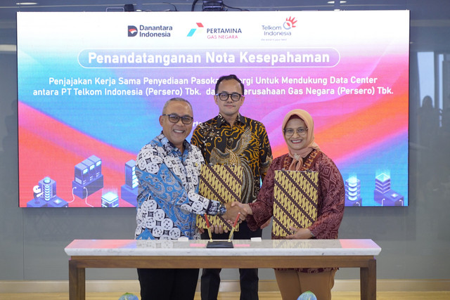 Penandatanganan Nota Kesepahaman (MoU) oleh Direktur Utama Telkom Dian Siswarini (paling kanan) dengan Direktur Utama PGN Arief Kurnia Risdianto (paling kiri) dan disaksikan langsung oleh Senior Director of Business Performance and Assets Optimization Danantara Indonesia Bhimo Aryanto (tengah) di Jakarta, Jumat (10/4). Foto: dok. Telkom