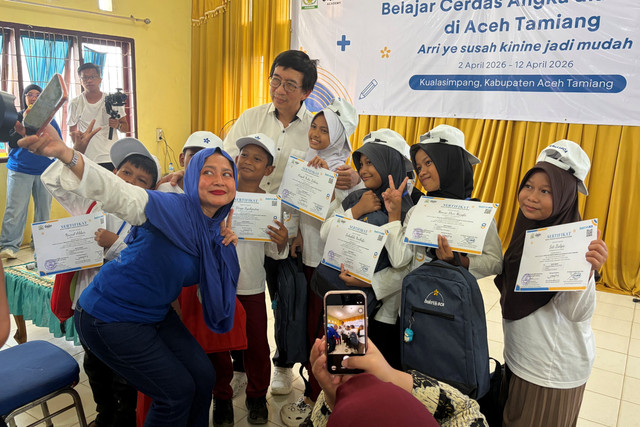 Acara penutupan "Belajar Cerdas Angka ala Gasing" oleh Bakti BCA di SMP 1 Kualasimpang, Aceh Tamiang, Senin (13/4/2026). Foto: Najma Ramadhanya/kumparan