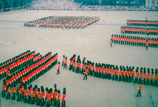 Parade militer Inggris. Foto: Annie Spratt/Unsplash