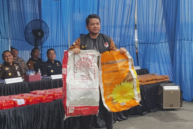 Barang bukti dua karung bertuliskan bahasa Thailand yang menjadi alat untuk membawa narkoba 50 kg sabu saat konpers pengungkapan narkotika jaringan internasional di Polrestabes Medan, Senin (13/4/2026). Foto: Amar Marpaung/kumparan
