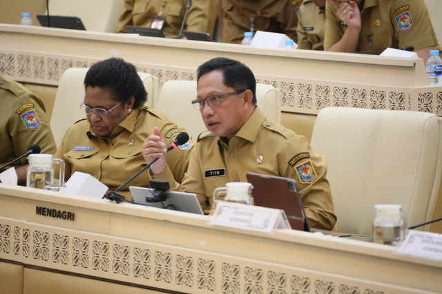 Mendagri Muhammad Tito Karnavian di Ruang Rapat Komisi II DPR RI, Kompleks Parlemen, Senayan, Jakarta, Senin (13/4/2026). Foto: Kemendagri RI