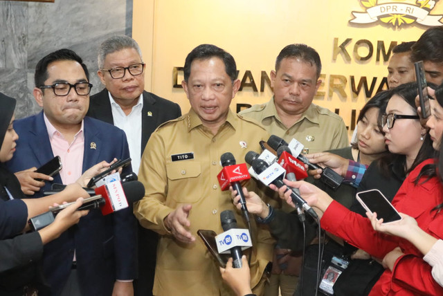 Mendagri Muhammad Tito Karnavian di Ruang Rapat Komisi II DPR RI, Kompleks Parlemen, Senayan, Jakarta, Senin (13/4/2026). Foto: Kemendagri RI