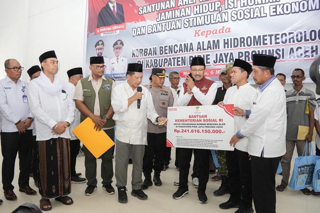 Ketua Satgas PRR Muhammad Tito Karnavian dan Mensos Saifullah Yusuf atau Gus Ipul. Foto: Satgas PRR