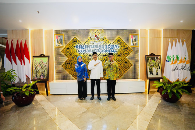 Mensos Saifullah Yusuf atau Gus Ipul menerima audiensi Bupati Pesawaran Nanda Indira Bastian dan Bupati Ogan Komering Ulu Teddy Meilwansyah di ruang rapat Menteri Sosial, Gedung Kementerian Sosial, Jakarta Pusat, Senin (13/4/2026). Foto: Kemensos RI
