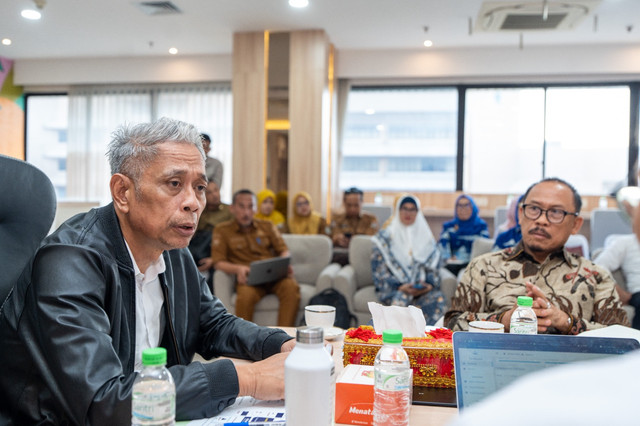 Wamensos RI Agus Jabo Priyono saat menerima audiensi Pemerintah Provinsi Sulawesi Barat yang dipimpin Gubernur Sulawesi Barat, Suhardi Duka di Ruang Rapat Lantai 6, Working Space Kementerian Sosial RI, Jakarta, Senin (13/4/2026). Foto: Kemensos RI