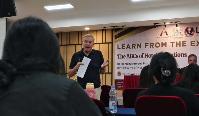 Program Studi Pengelolaan Perhotelan Fakultas Hospitality dan Pariwisata Universitas Pelita Harapan (FHospar UPH) menghadirkan program Learn from the Expert: ABC’s of Hotel Operations. Melalui kegiatan yang berlangsung pada 2–6 Februari 2026 di Kampus UPH, mahasiswa mengikuti sesi pembelajaran intensif bersama pemimpin industri yang membagikan pengalaman profesional serta perspektif praktis mengenai dunia hospitality global.