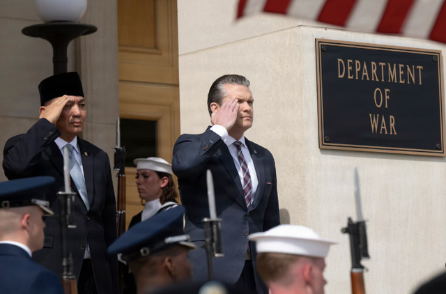 Menhan AS Pete Hegseth dan Menhan RI Sjafrie Sjamsoeddin berdiri untuk menyanyikan lagu kebangsaan sebelum pertemuan bilateral di Pentagon, 13 April 2026. Foto: war.gov