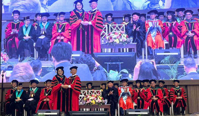 Ketua Program Studi Pendidikan Dokter Spesialis (PPDS) Ilmu Penyakit Jantung dan Pembuluh Darah, Fakultas Kedokteran Universitas Pelita Harapan (FK UPH), Prof. Dr. dr. Antonia Anna Lukito, Sp.JP(K), FIHA, FAPSIC, FAsCC, FSCAI saat dikukuhkan sebagai Guru Besar dalam bidang Ilmu Jantung dan Pembuluh Darah pada 28 Maret 2026 di Auditorium FK UPH berdasarkan Surat Keputusan Menteri Pendidikan Tinggi, Sains, dan Teknologi (Mendiktisaintek) Nomor 1785/M/KPT.KP/2026 tertanggal 1 Januari 2026.