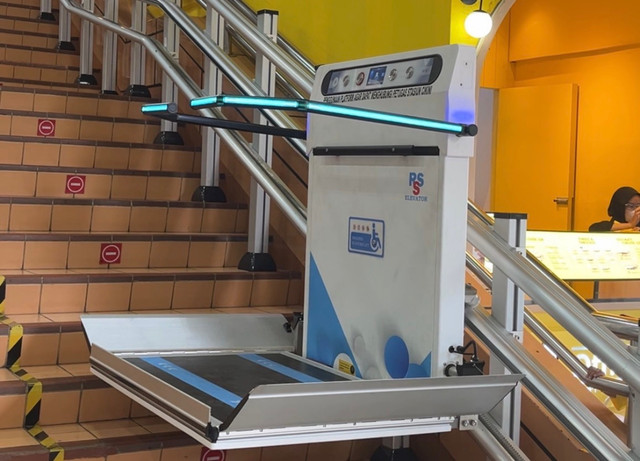 kumparanMOM mencoba lift tangga di Stasiun Cikini. Foto: Dok. kumparan