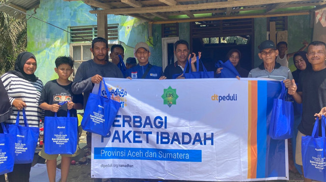 Berbagi Paket Ibadah untuk Penyintas Bencana di Aceh Tamiang (Sumber : DT Peduli)