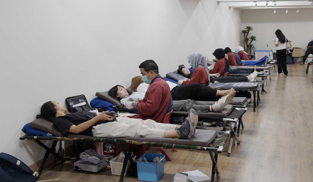 Badan Eksekutif Mahasiswa Universitas Pelita Harapan (BEM UPH) menggelar aksi donor darah bertajuk ‘BlooDonate 2026: Light in Every Drop’bekerja sama dengan Palang Merah Indonesia (PMI) Kabupaten Tangerang. Kegiatan yang berlangsung pada 30-31 Maret 2026 di Pelita Hall, Kampus UPH Lippo Village ini berhasil mengumpulkan 221 kantong darah dari 285 partisipan yang terdiri dari mahasiswa, dosen, dan staf UPH.