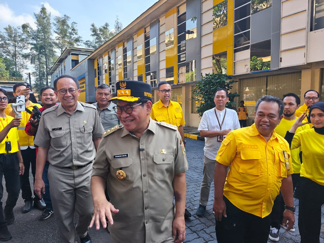 Gubernur DKI Jakarta, Pramono Anung, dalam acara silaturahmi bersama Pasukan Kuning Dinas Bina Marga Provinsi DKI Jakarta di Kantor Unit Pengelola Penyelidikan, Pengujian dan Pengukuran Bina Marga, Jakarta Timur, Selasa (14/4/2026). Foto: Jeni Ritanti/kumparan