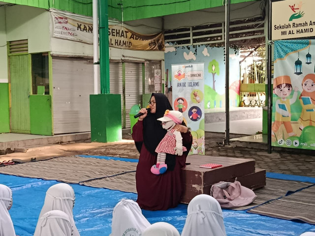Dongeng Edukasi tentang Dahsyatnya Ramadhanku bersama Bunda Enik (Sumber : DT Peduli)