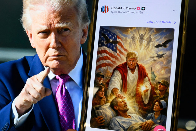 Presiden AS Donald Trump di layar dan gambar yang dihasilkan AI yang ia unggah di platform Truth Social miliknya, yang menggambarkan dirinya sebagai Yesus Kristus setelah mengkritik Paus Leo XIV. Foto: Mandel Ngan / AFP