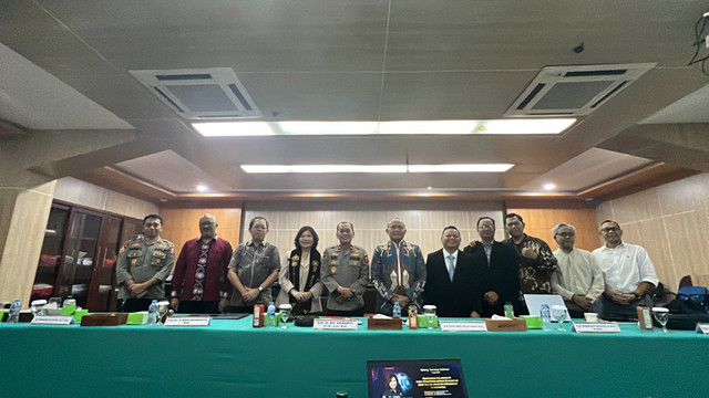Ketua Komite Cyber Security Perbanas dan Senior Advisor BCA, Nathalya Wani Sabu (keempat dari kiri), usai sidang doktoralnya di STIK. Foto: Dok. kumparan