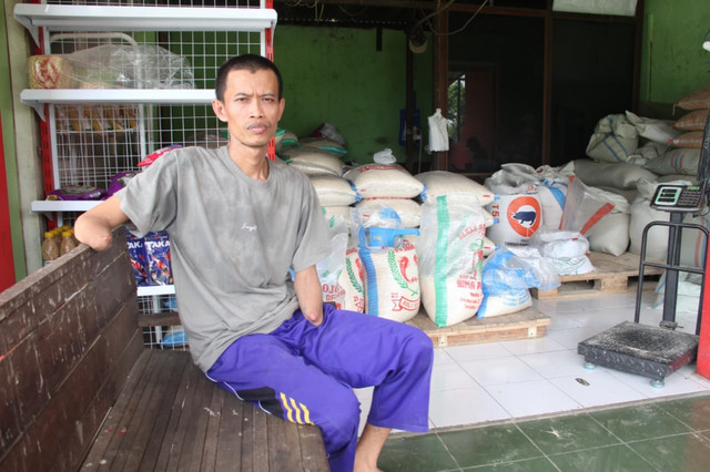 Disabilitas asal Kabupaten Kudus, Jawa Tengah, Ali Mankana di tokonya. Foto: Vega Ma'arrijil Ula/kumparan