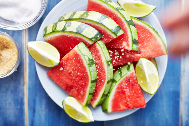 Ilustrasi semangka dengan lemon dan garam. Foto: Joshua Resnick/Shutterstock