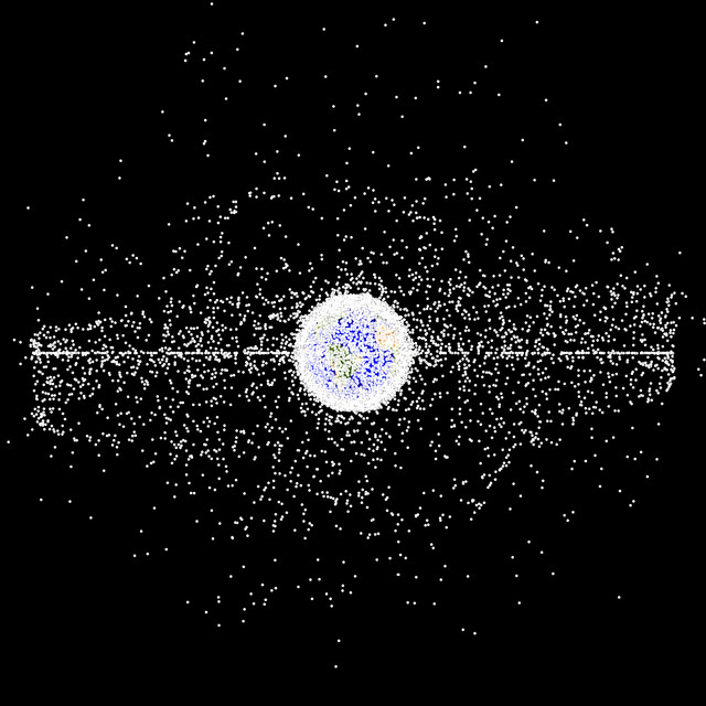 Visualisasi komputer objek-objek yang saat ini mengorbit bumi. Di antaranya adalah puing-puing luar angkasa, bukan satelit aktif. | Kredit: NASA Orbital Debris Program Office
