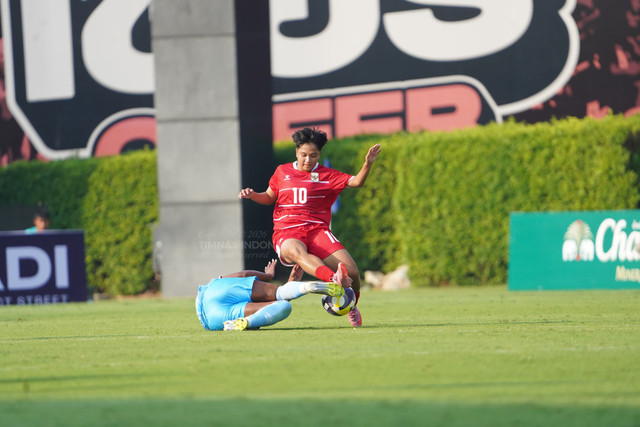 Sheva Imut sedang merebut bola dari pemain Republik Demokratik (Kongo) di FIFA Women's Series 2026. Foto: PSSI