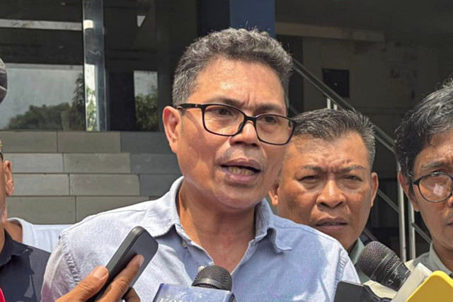 Direktur Utama PT Sinkos Multimedia Mandiri sekaligus seorang aktivis, Faizal Assegaf saat memberikan keterangan pers mengenai pelaporannya terhadap Jubir KPK, Budi Prasetyo di Polda Metro Jaya, Selasa (14/4/2026). Foto: Ryan Iqbal/kumparan