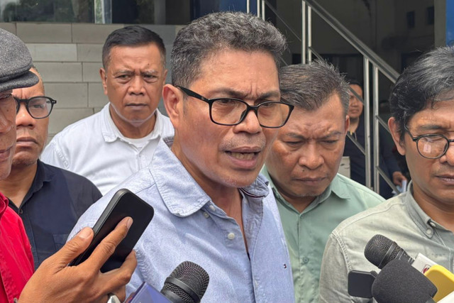 Direktur Utama PT Sinkos Multimedia Mandiri sekaligus seorang aktivis, Faizal Assegaf, saat memberikan keterangan pers mengenai pelaporannya terhadap Jubir KPK, Budi Prasetyo, di Polda Metro Jaya, Selasa (14/4/2026). Foto: Ryan Iqbal/kumparan