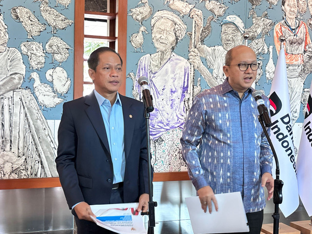 CEO Danantara Rosan Roeslani dan Menteri Lingkungan Hidup (LH) Hanif Faisol Nurofiq di Wisma Danantara, Selasa (14/4/2026). Foto: Ave Airiza Gunanto/kumparan