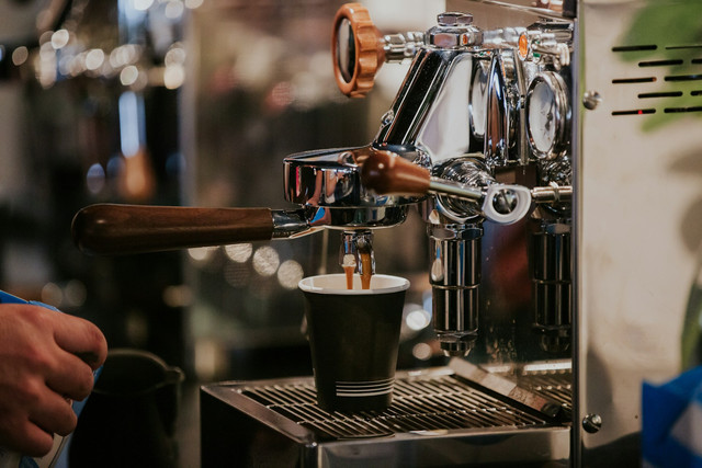 Ilustrasi mesin kopi otomatis untuk kantor terbaik 2026. Foto: Unsplash