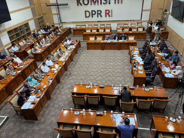 Suasana Rapat Dengar Pendapat Komisi III DPR dengan Pemprov DKI Jakarta soal Kasus Tanah Bendungan Hilir, di Kompleks Parlemen, Senayan, Jakarta, Selasa (14/4/2026). Foto: Nasywa Athifah/kumparan