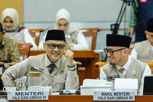 Menteri Haji dan Umrah Mochamad Irfan Yusuf (kiri) berbincang dengan Wakil Menteri Haji dan Umrah Dahnil Anzar Simanjuntak (kanan) sebelum mengikuti rapat kerja dengan Komisi VIII DPR di Kompleks Parlemen, Senayan, Jakarta, Selasa (14/4/2026). Foto: Asprilla Dwi Adha/ANTARA FOTO