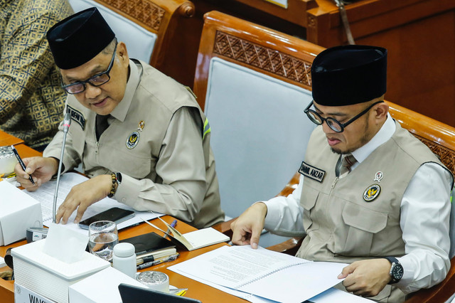 Menteri Haji dan Umrah Mochamad Irfan Yusuf (kiri) bersama Wakil Menteri Haji dan Umrah Dahnil Anzar Simanjuntak (kanan) menyampaikan paparan saat rapat kerja dengan Komisi VIII DPR di Kompleks Parlemen, Senayan, Jakarta, Selasa (14/4/2026). Foto: Asprilla Dwi Adha/ANTARA FOTO