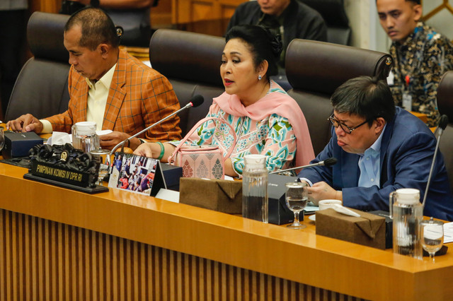 Ketua Komisi IV DPR Siti Hediati Soeharto (tengah) bersama Wakil Ketua Komisi IV DPR Alex Indra (kanan) dan Abdul Kharis (kiri) memimpin rapat kerja dengan Menteri Kehutanan di Kompleks Parlemen, Senayan, Jakarta, Selasa (14/4/2026). Foto: Asprilla Dwi Adha/ANTARA FOTO
