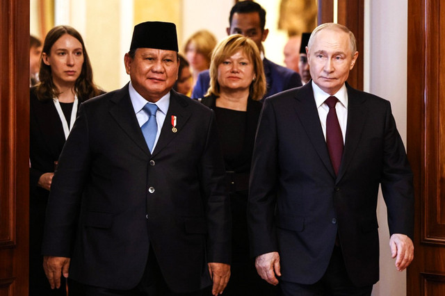 Presiden Prabowo Subianto (kedua kiri) bersama Presiden Rusia Vladimir Putin (kanan) berjalan keluar usai melakukan pertemuan di Istana Kremin, Moskwa, Rusia, Senin (13/4/2026). Foto: Dok. Bakom RI
