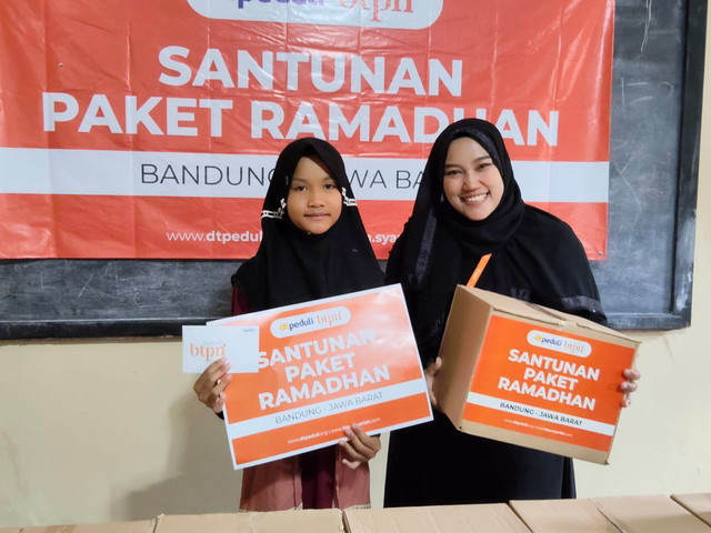 Berbagi Bingkisan Lebaran untuk Anak-anak Yatim di Cimaung, Kab. Bandung (Sumber : DT Peduli)