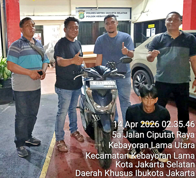 Polsek Kebayoran Lama mengamankan seorang pelaku pencurian ponsel di salah satu rumah kontrakan di Cipulir, Jakarta Selatan pada Senin (13/4/2026). Foto: Dok. Polsek Kebayoran Lama