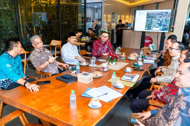 Mensos Saifullah Yusuf (Gus Ipul) menerima audiensi Wali Kota Tasikmalaya Viman Alfarizi beserta jajarannya di Kantor Kemensos, Jakarta Pusat, Selasa (14/4/2026).  Foto: Dok. Kemensos