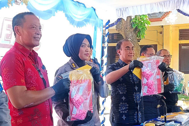Diresnarkoba Polda Bali Kombes Radiant saat menunjukkan barang bukti kasus narkotika di Halaman Polda Bali, Selasa (14/4/2026). Foto: Denita br Matondang/kumparan