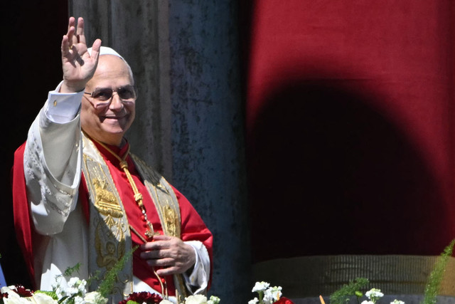 Paus Leo XIV melambaikan tangan di Lapangan Santo Petrus di Vatikan pada 5 April 2026. Foto: Andreas Solaro / AFP