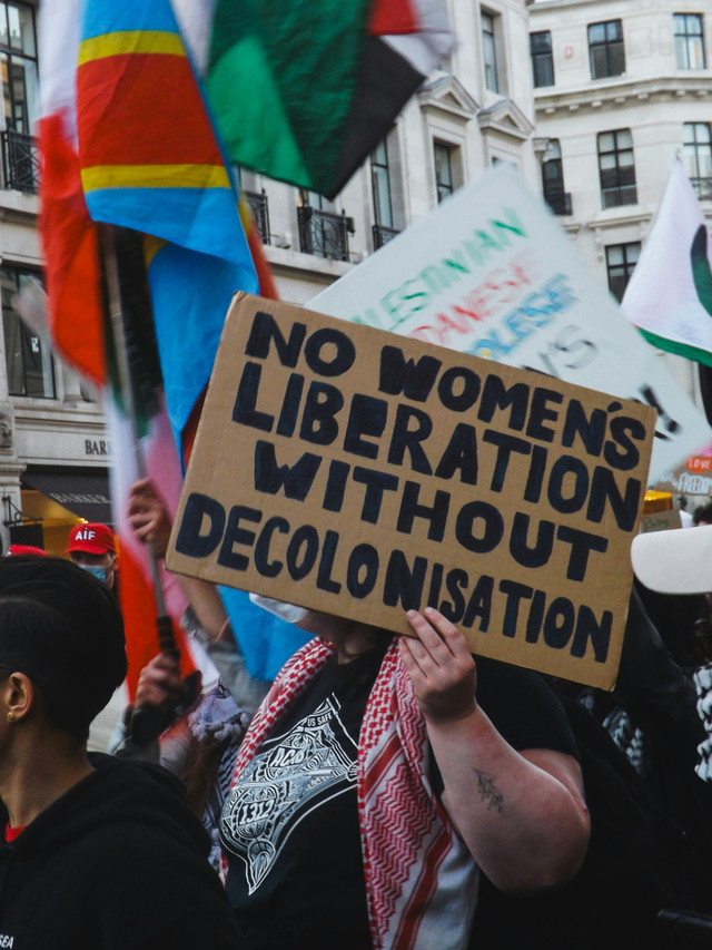 https://unsplash.com/id/foto/para-pengunjuk-rasa-memegang-spanduk-tentang-dekolonisasi-dan-pembebasan-uGHnX20g_mk?utm_source=unsplash&utm_medium=referral&utm_content=creditShareLink